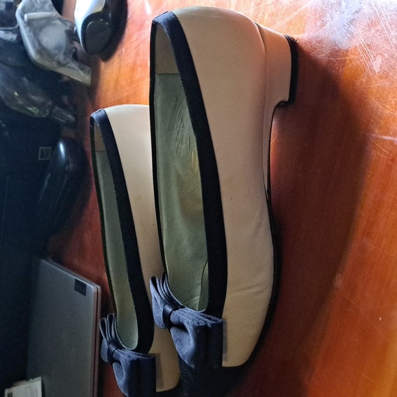 Last Chance! Will Be Pulling Soon!Van Eli black & cream shoes - Picture 3 of 8